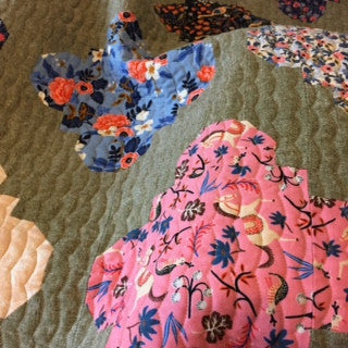 Decorative stitch quilting and the Les Fleurs Quatro quilt
